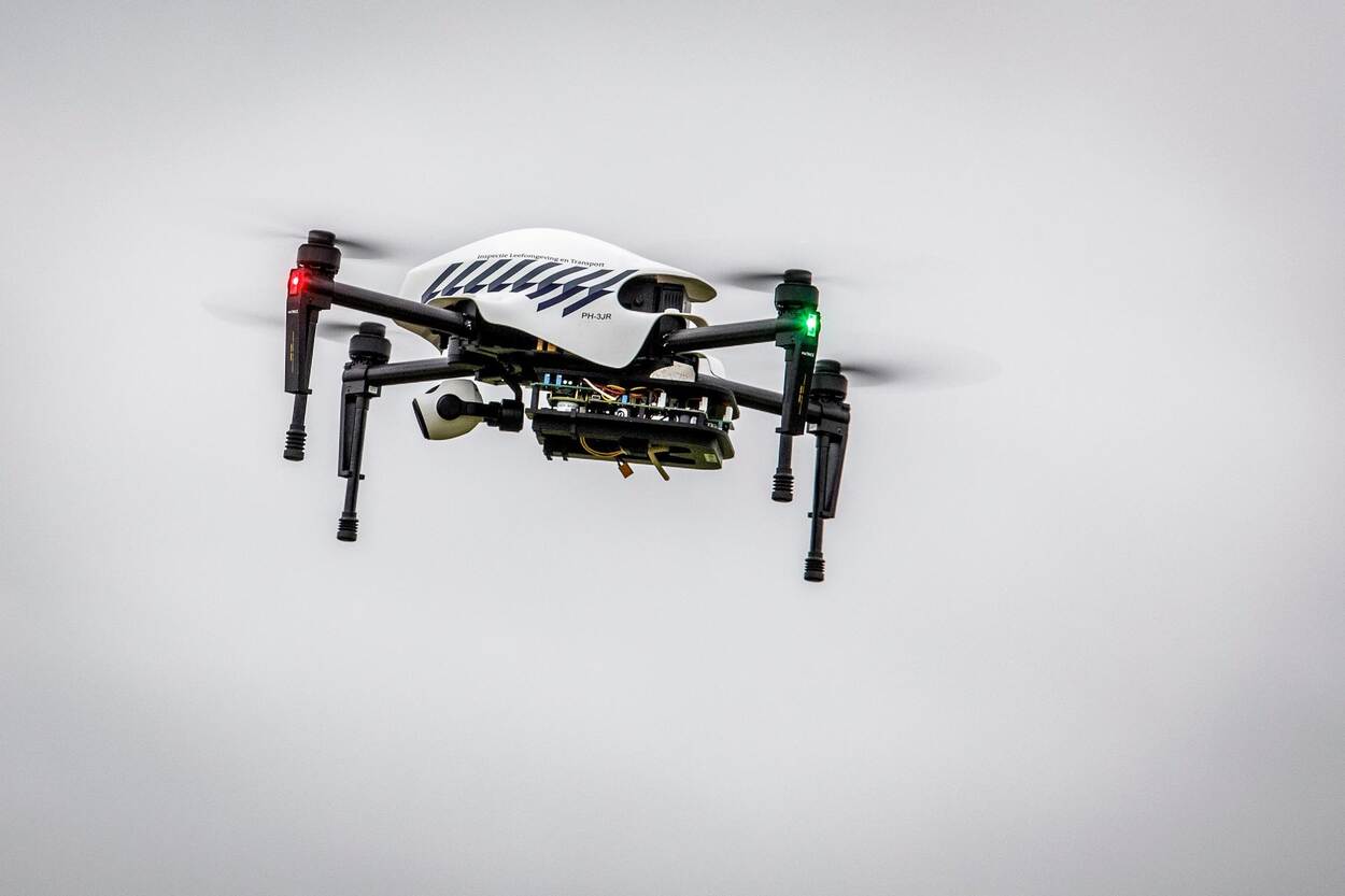 Een ILT-drone vliegt door de lucht.