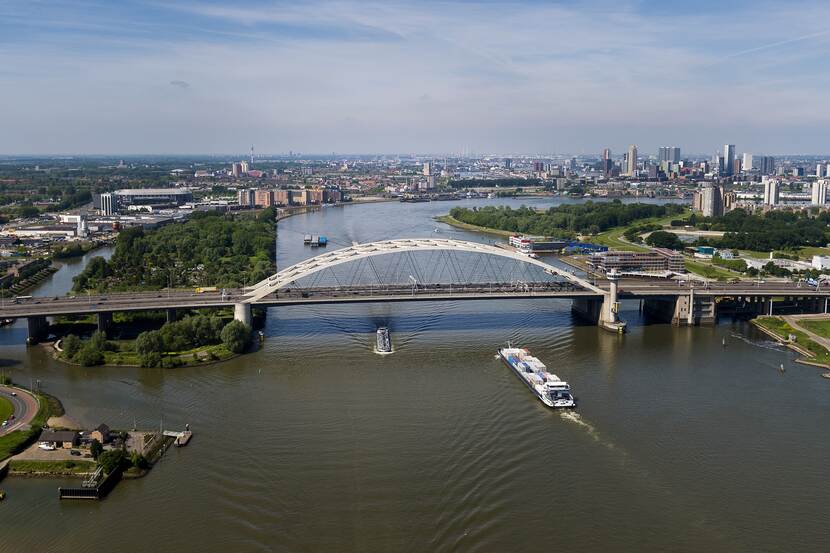 De Brienenoordbrug bij Rotterdam vanuit de lucht.