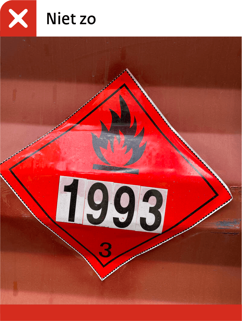 Etiket dat fout op vrachtcontainer zit