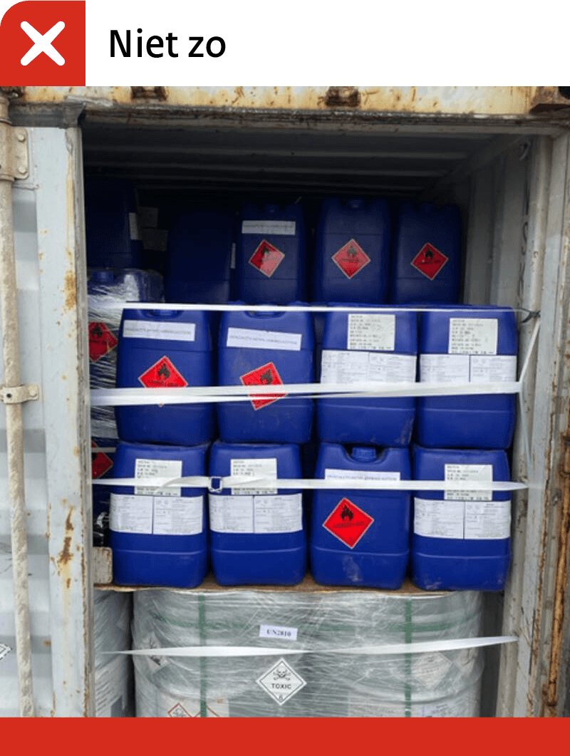 Voorbeeld hoe goederen niet goed staan in een vrachtcontainer. De opgestapelde goederen kunnen namelijk omvallen. En naar buiten vallen als de deuren van de container open gaan.