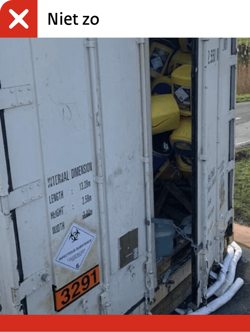 Voorbeeld hoe losse goederen niet goed zijn opgeborgen in een vrachtcontainer. De goederen kunnen namelijk naar buiten vallen bij een geopende deur van de container.