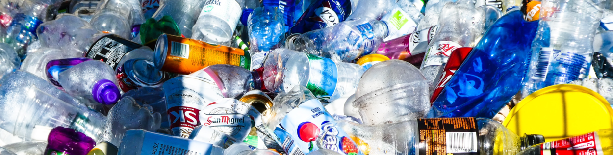 Veelheid van gebruikte plastic drinkverpakkingen
