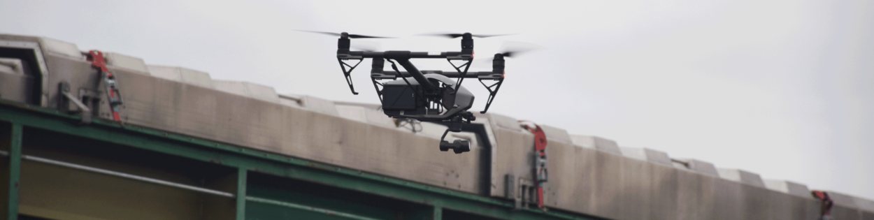 Drone vliegt bij gebouw