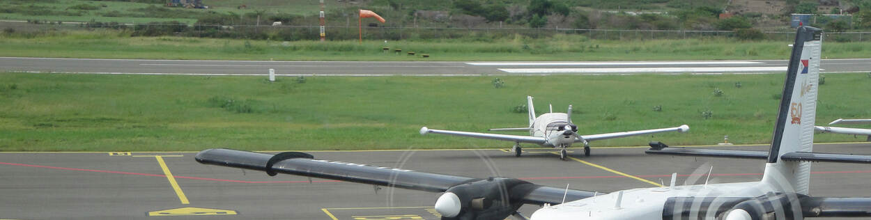 2 vliegtuigen staan op startbaan op luchthaven Sint Eustatius