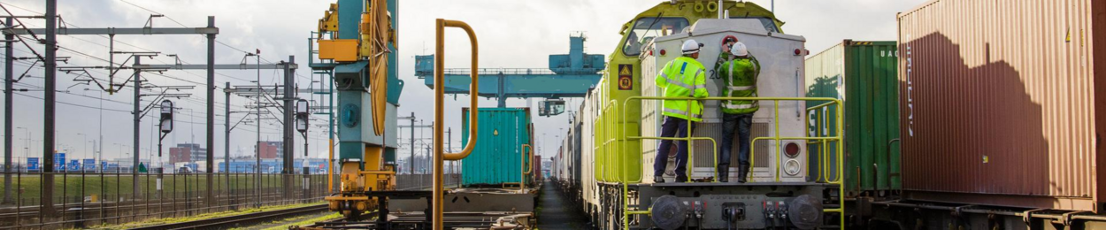 Inspectie locomotief in havengebied Rotterdam