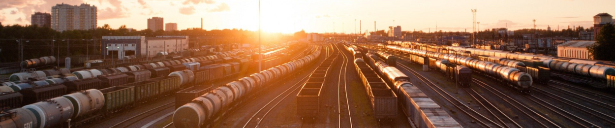 Spoorvoertuigen op emplacement zonsondergang