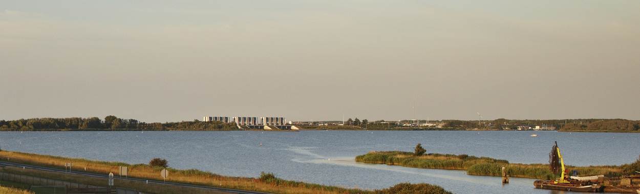 De sluizen tussen het Lauwersmeer en de Waddenzee.