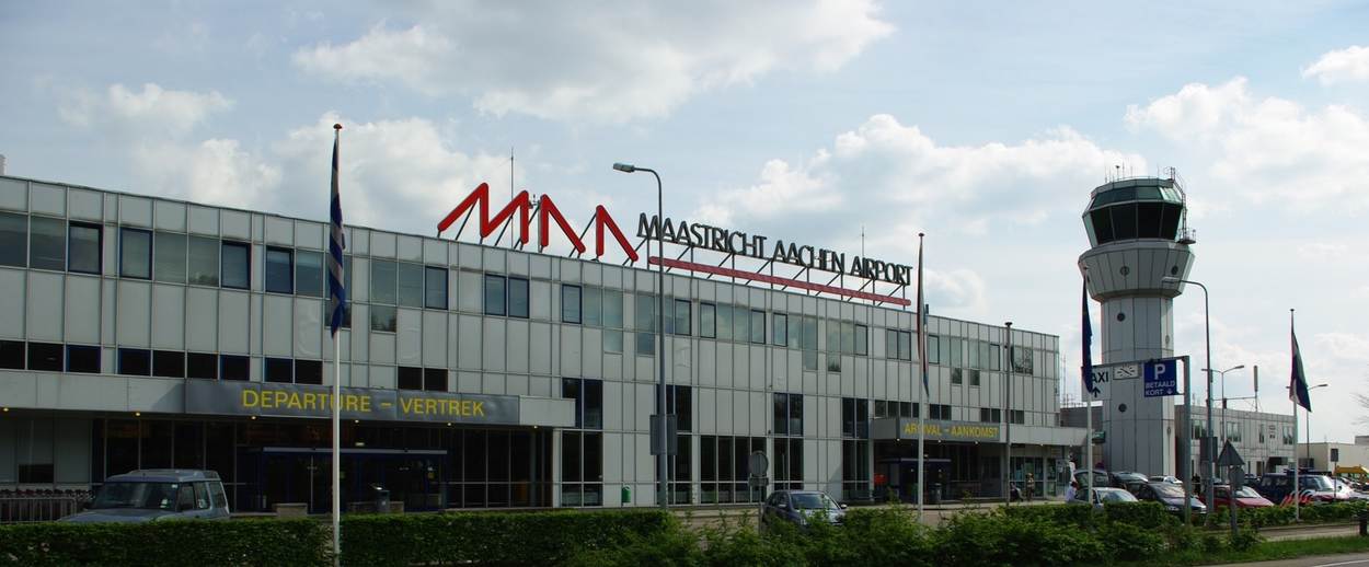 Het gebouw van de vertrekhal van Maastricht Aachen Airport van buiten gezien.