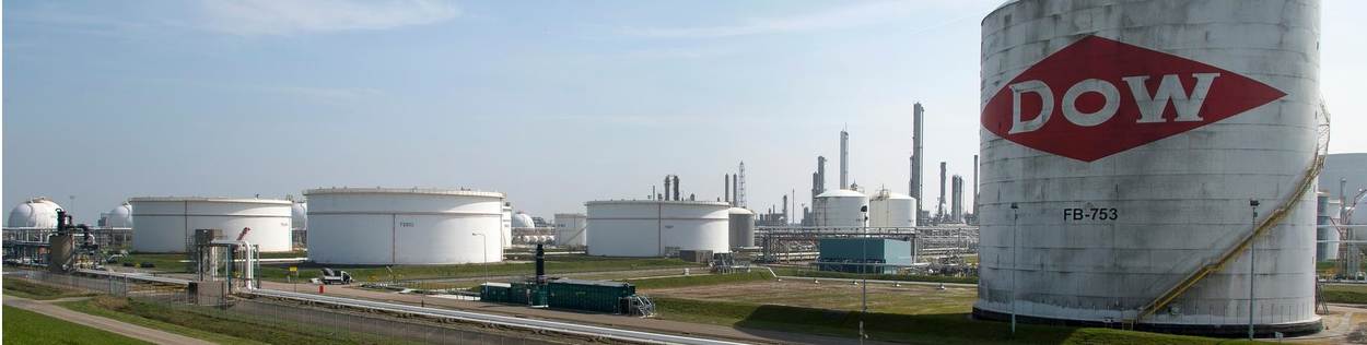 Een groot terrein met chemische fabrieken in Terneuzen. Het bedrijf dat hier is gevestigd is Dow. De naam van dit bedrijf staat groot op de voorste ketel.