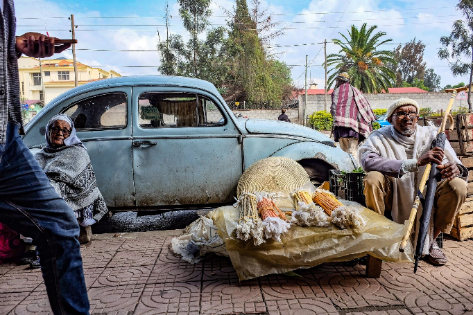 Tweedehands auto op een markt in Addis Abeba, Ethiopië.