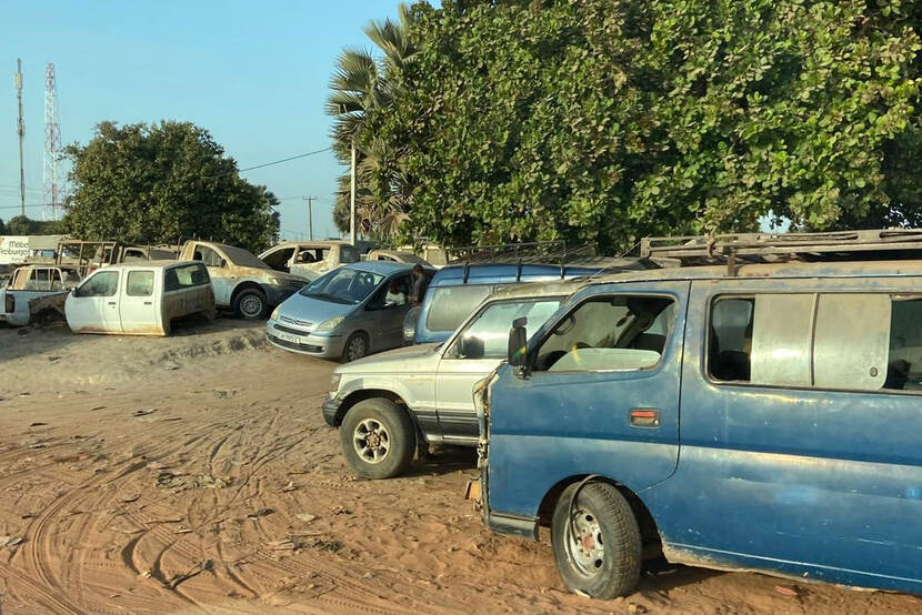 Oude afgedankte Europese auto's staan bij elkaar op een stoffig terrein in een Afrikaans land. De auto's zijn duidelijk niet meer bruikbaar, ze zijn roestig en van een ontbreken zelfs de wielen.