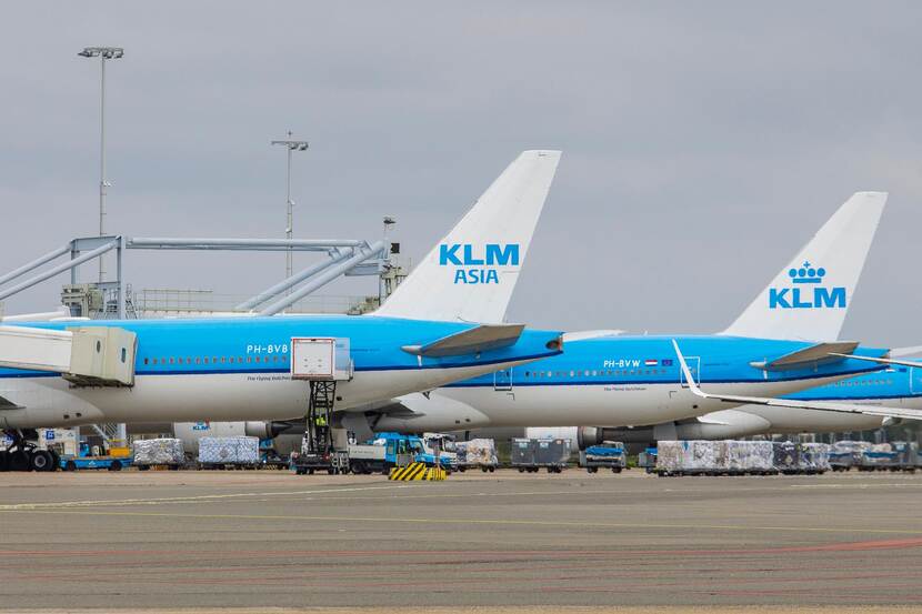Vliegtuigen (Boeing 777) van KLM aan een pier van de luchthaven Schiphol.