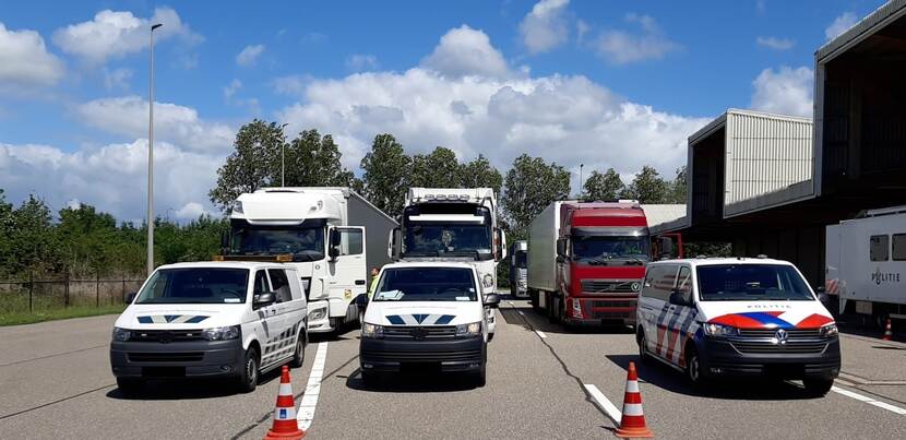 Toezichthouders uit verschillende Europese landen controleren samen internationale vrachtwagens.