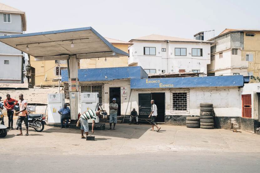 Tankstation in een stad in Afrika.