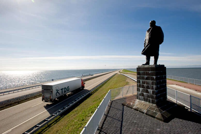 Afsluitdijk tussen IJsselmeer en Waddenzee met het standbeeld van Cornelis Lely die de bouw van de dijk begon.