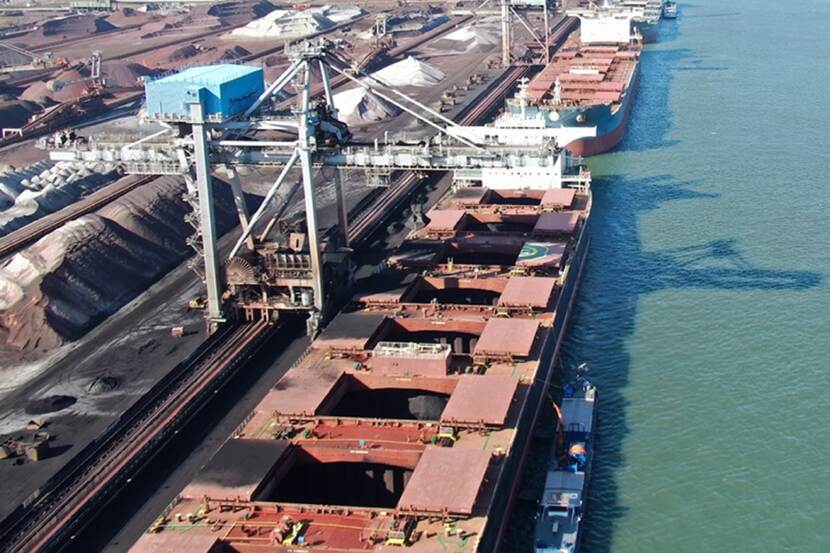Vrachtschip met geopende ruimen aan de kade van Tata Steel in IJmuiden.