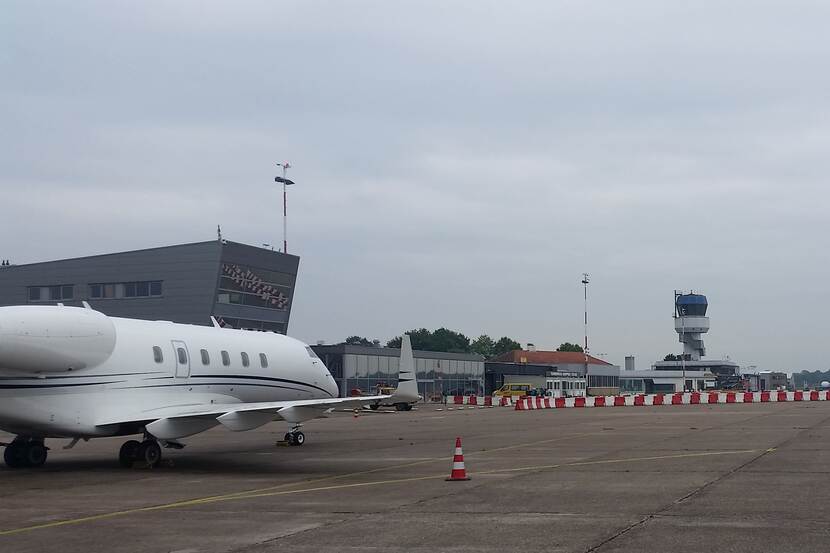 Platform met verkeerstoren van luchthaven Groningen Airport Eelde.