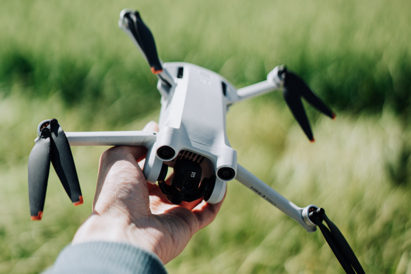 Drone in de hand van een dronevlieger.