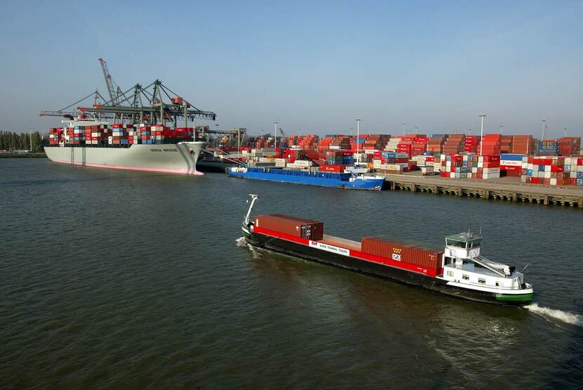 Haven voor de overslag van containers met zee- en binnenvaartschepen.