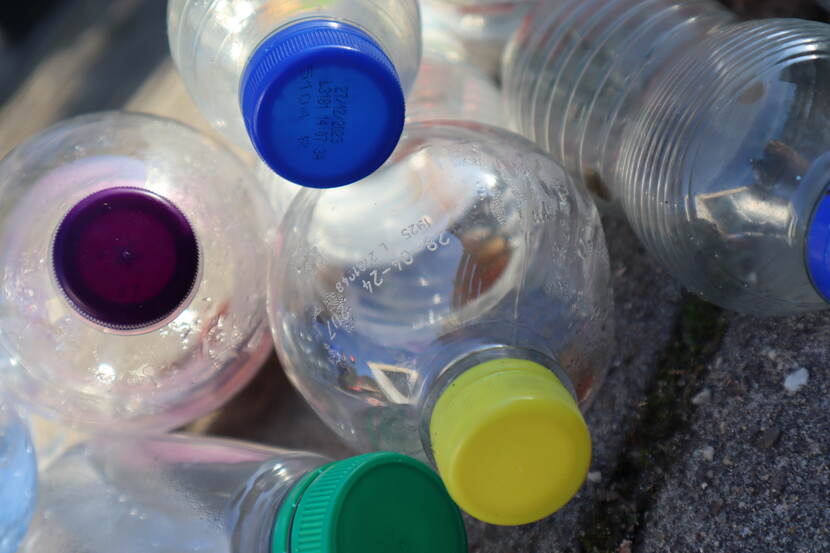Plastic flessen voor frisdrank, sap en zuivel.