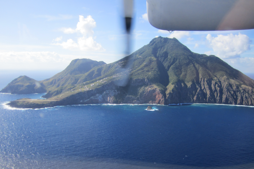 Uitzicht op Saba vanuit een vliegtuig