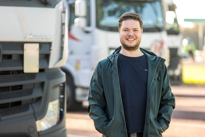 Martijn Klaassen staat naast een vrachtwagen.