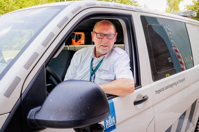 John Berkenbosch,  inspecteur Goederenvervoer, zit in een inspectiebus en kijkt uit het raam.